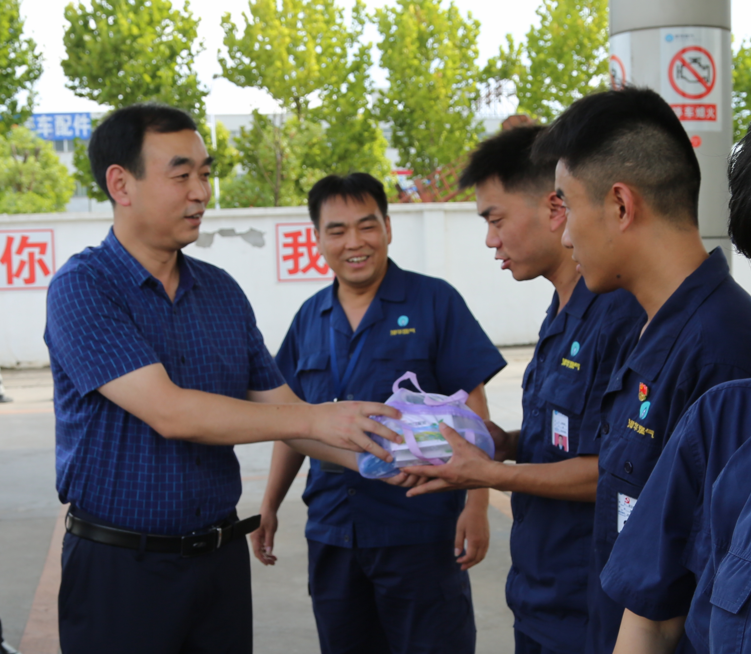 市城管局殷金紅副局長率隊慰問燃?xì)庖痪€員工